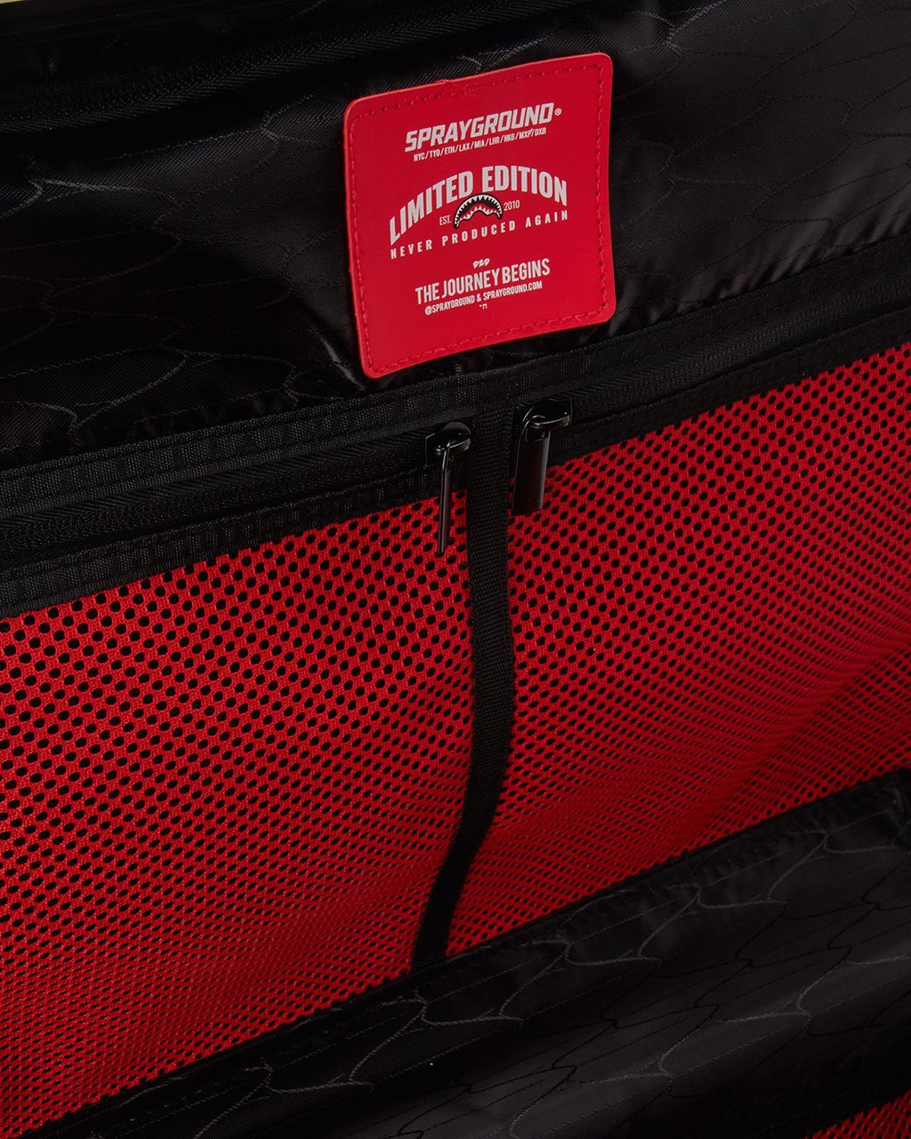 SHARKITECTURE MOLDED 29ƒ?� FULL-SIZE LUGGAGE